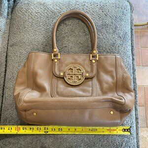Tory Burch Amanda Tote in Pebbled Leather – Taupe